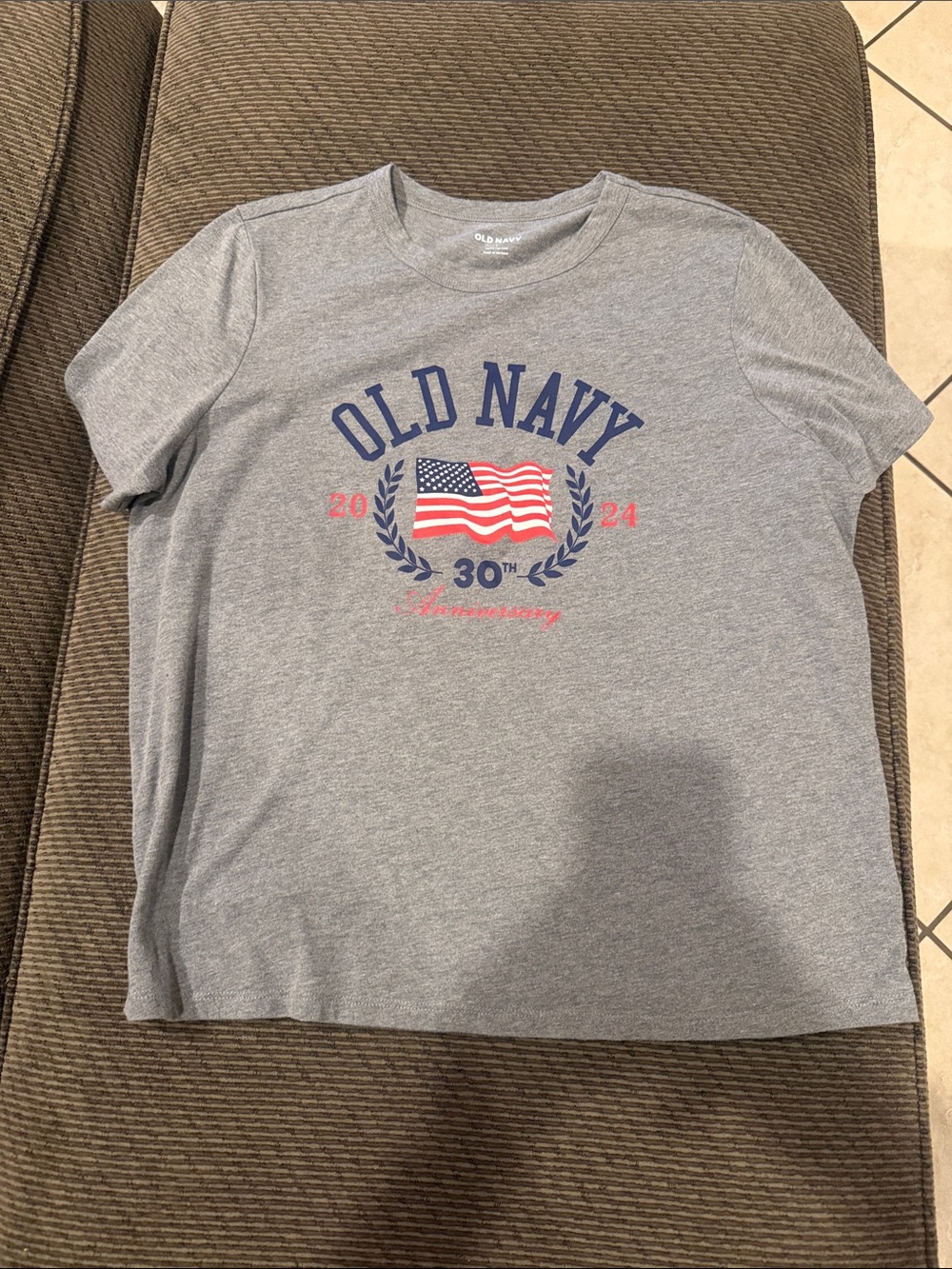 Old Navy Gray Short Sleeve Tee with Patriotic Graphic